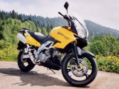 V-Strom von rechts - Vue des alpes, Neuenburg